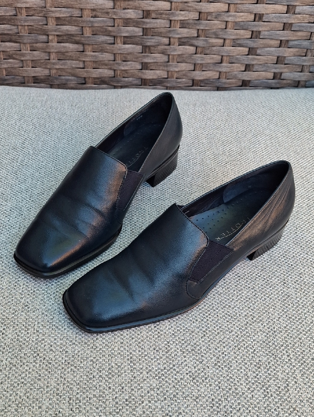 Trotters Ash Navy Leather Loafers - Women's Comfort Slip-On Shoes Sz 6M